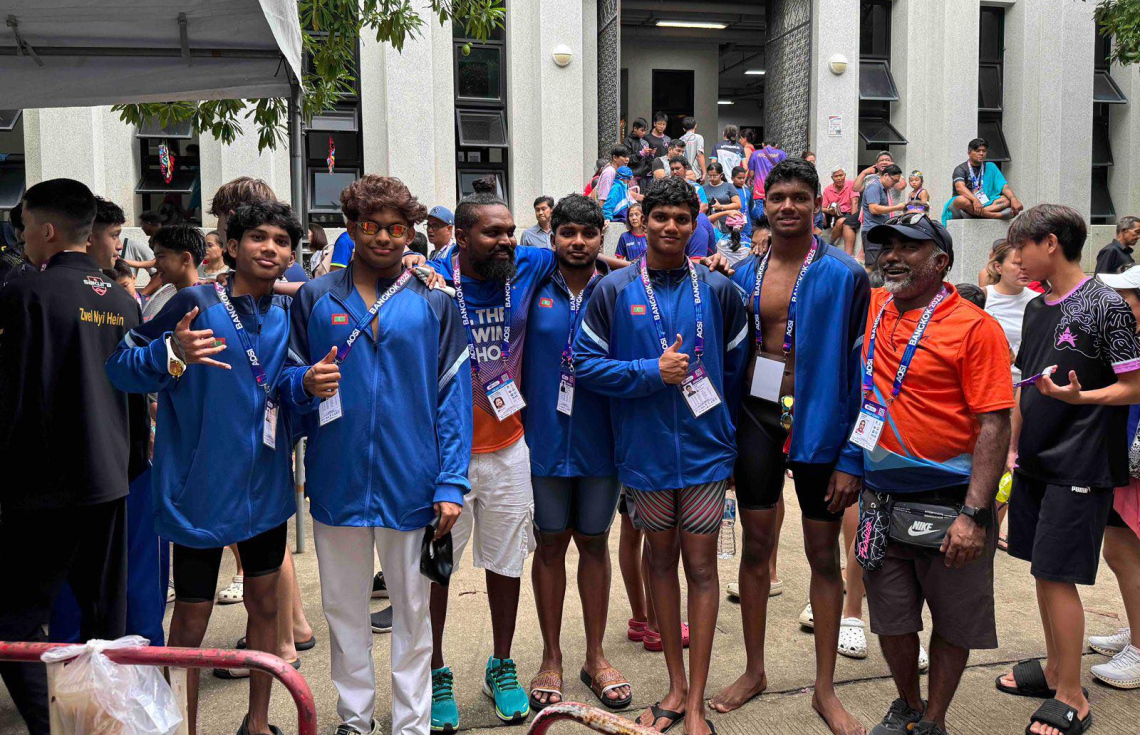 ތައިލެންޑުގެ ބެންކޮކްގައި ބޭއްވި އޭޝިއަން އޯޕަން ސްކޫލް އިންވިޓޭޝަނަލް ޝޯޓްކޯސް މުބާރާތުގައި ރާއްޖޭގެ ނިއު ލެގޫން ސުވިމިން ކްލަބުގެ ފެތުންތެރިންތަކެއް 100 މީޓަރު ބްރެސްޓް ސްޓްރޯކަށް ތައްޔާރުވެގެން އަދި ނިއު ލެގޫންގެ ކޯޗު އަލީމް އާއި ކްލަބް ބޮޑުރިޔާގެ ކޯޗު ސަމީރު.