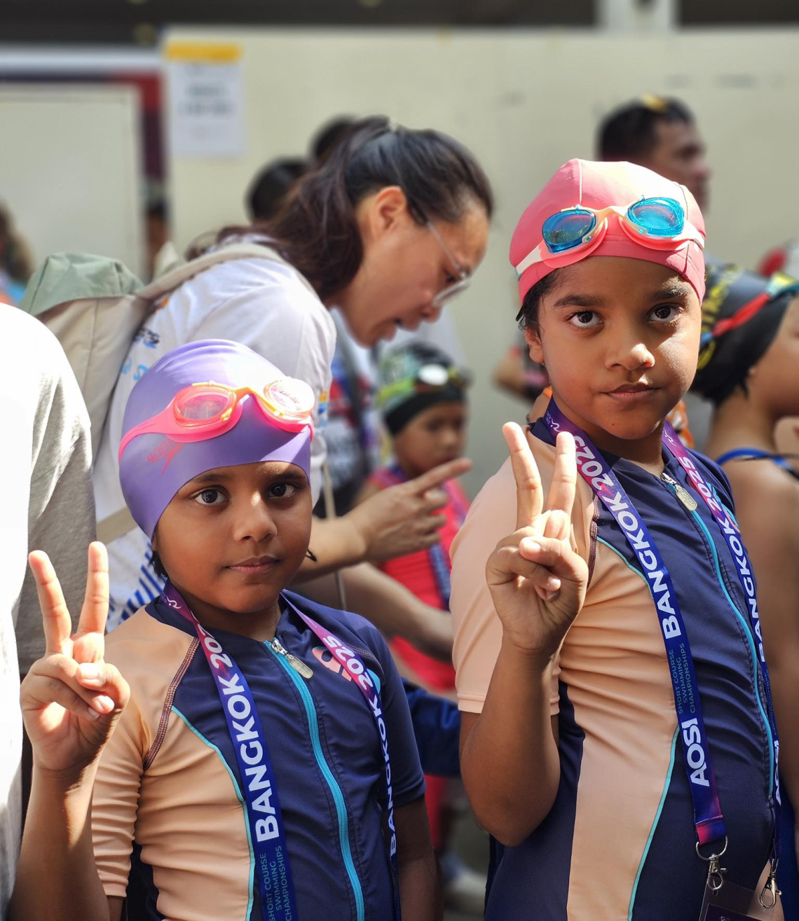 ތައިލެންޑުގެ ބެންކޮކްގައި ބޭއްވި އޭޝިއަން އޯޕަން ސްކޫލް އިންވިޓޭޝަނަލް ޝޯޓްކޯސް މުބާރާތުގައި ރާއްޖޭގެ ނިއު ލެގޫން ސުވިމިން ކްލަބުން ބައިވެރިވި އެންމެ ހަގު ދެ ފެތުންތެރިން ކަމަށްވާ ލިބާ (ކ) އަދި ލީމް. އެއީ އުމުރުން އެންމެ 8 އަހަރުގެ ދެ ކުދިން.