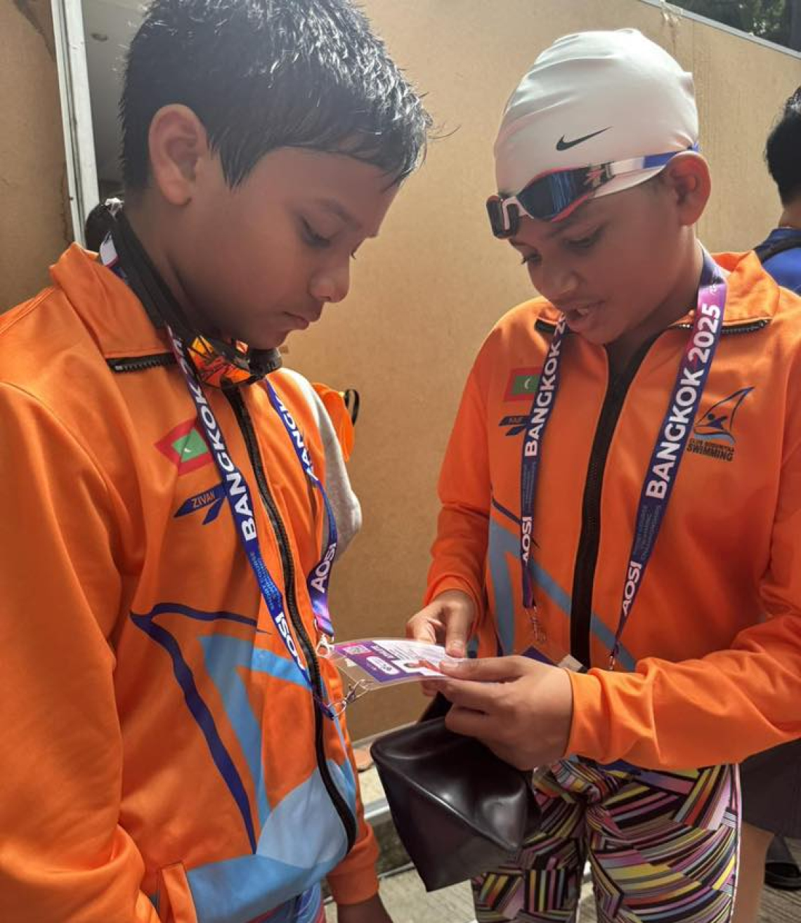 ތައިލެންޑުގެ ބެންކޮކްގައި ބޭއްވި އޭޝިއަން އޯޕަން ސްކޫލް އިންވިޓޭޝަނަލް ޝޯޓްކޯސް މުބާރާތުގައި ބައިވެރިވި ރާއްޖޭގެ ކްލަބް ބޮޑުރިޔާގެ ބައެއް ފެތުންތެރިން.