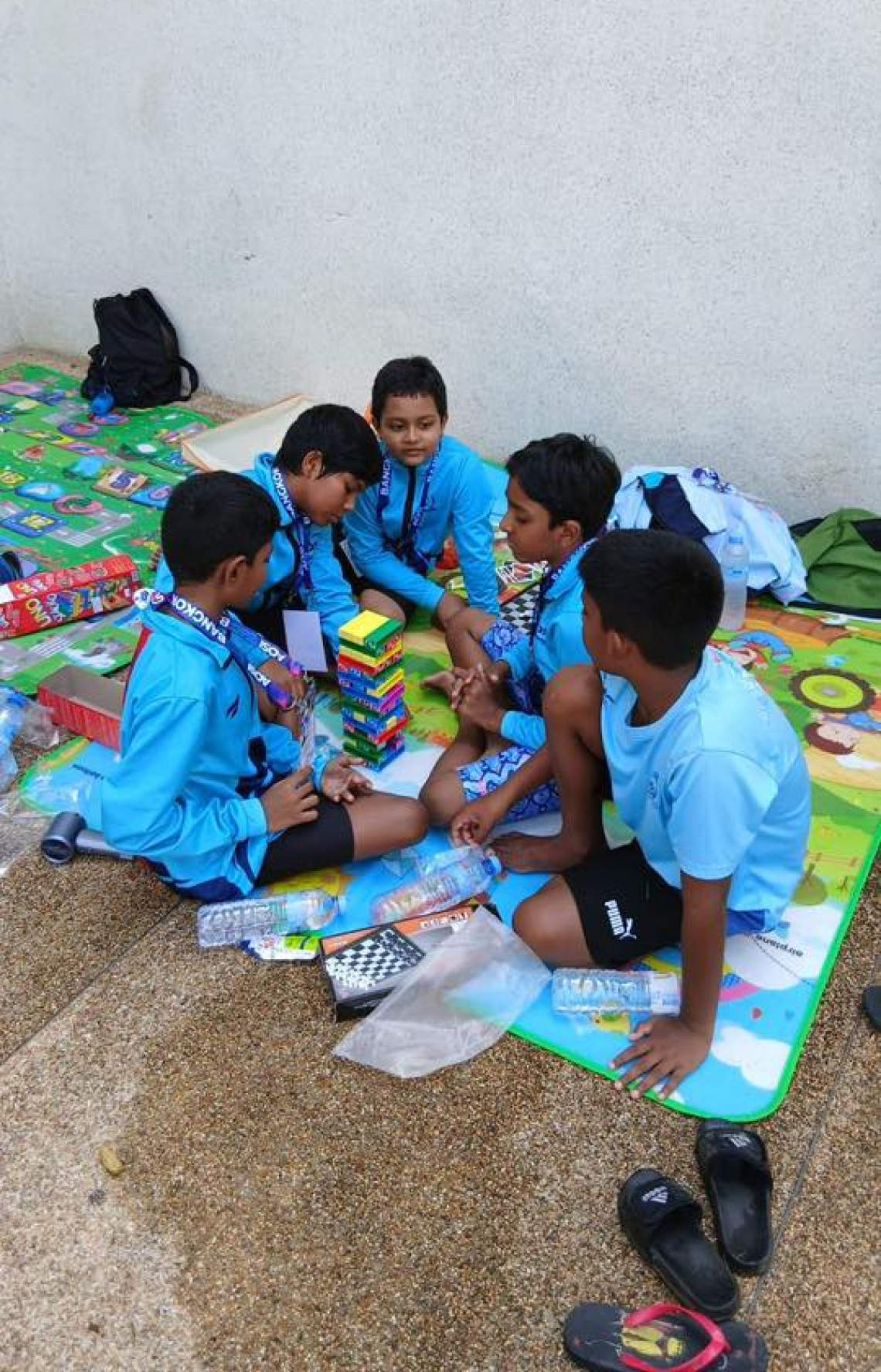 ތައިލެންޑުގެ ބެންކޮކްގައި ބޭއްވި އޭޝިއަން އޯޕަން ސްކޫލް އިންވިޓޭޝަނަލް ޝޯޓްކޯސް މުބާރާތުގައި ބައިވެރިވި ރާއްޖޭގެ އަކުއާފީނާ ސުވިމިން ކްލަބުގެ ބައެއް ފެތުންތެރިން.