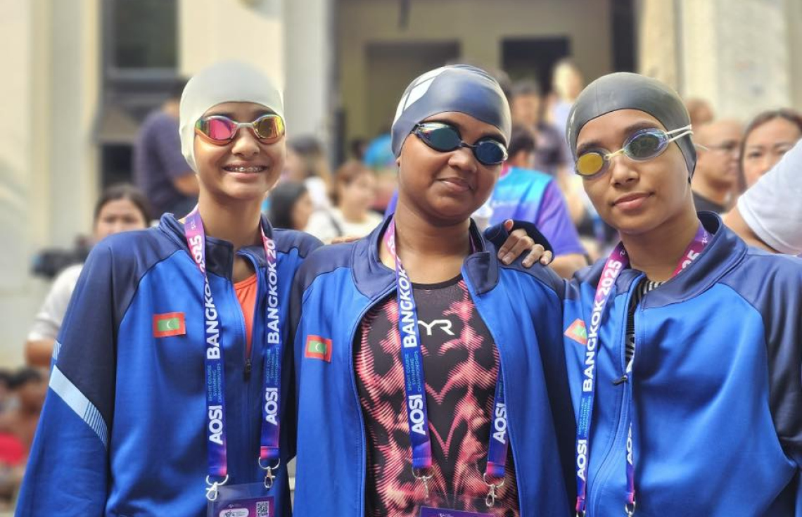 ތައިލެންޑުގެ ބެންކޮކްގައި ބޭއްވި އޭޝިއަން އޯޕަން ސްކޫލް އިންވިޓޭޝަނަލް ޝޯޓްކޯސް މުބާރާތުގައި ރާއްޖޭގެ ނިއު ލެގޫން ސުވިމިން ކްލަބް ތަމްސީލް ކުރި ބައެއް ފެތުންތެރިން (ކ-ވ) ތީޝާ، ޔާސްމީން އަދި އައިރާ ފޮޓޯއަކަށް ހުއްޓިގެން.