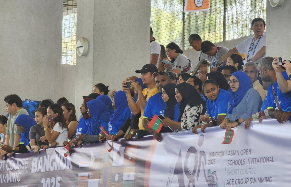 ތައިލެންޑުގެ ވެރިރަށް ބެންކޮކްގައި ބޭއްވި އޭޝިއަން އޯޕަން ސްކޫލް އިންވިޓޭޝަނަލް ޝޯޓްކޯސް މުބާރާތުގައި ބައިވެރިވި ރާއްޖޭގެ ނިއު ލެގޫން ސުވިމިން ކްލަބުގެ ސަޕޯޓަރުން.--- ފޮޓޯ: ނިއު ލެގޫން