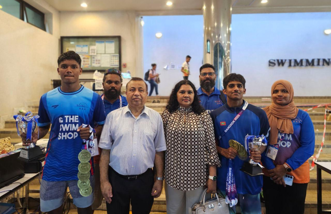 ތައިލެންޑުގައި ބޭއްވި ފެތުމުގެ މުބާރާތުގެ 16 އަހަރުން ދަށުގެ ބައިގައި ބައިވެރި ލޫތު އާއި 18 އަހަރުން ދަަށުގެ ބައިގައި ރާއްޖޭގެ ނިއު ލެގޫންގެ ފަރާތުން ބައިވެރިވި މައާދު އާއި ހެޑް ކޯޗު އިސްމާއިލް ފަރުހާން (ފަރޭ) ތައިލެންޑުގައި ހުންނަވާ ދިވެހި ސަފީރު ފުއާދުގެ ދެކަނބަލުންނާ އެކު ފޮޓޯއެއް ނަަގަނީ.