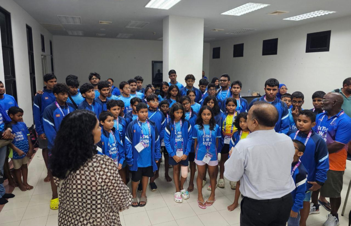 ތައިލެންޑުގެ ބެންކޮކްގައި ބޭއްވި އޭޝިއަން އޯޕަން ސްކޫލް އިންވިޓޭޝަނަލް ޝޯޓްކޯސް މުބާރާތުގައި ބައިވެރިވި ރާއްޖޭގެ ނިއު ލެގޫން ސުވިމިން ކްލަބުގެ ފެތުންތެރިންނާ ސަފީރު ފުއާދު ވާހަކަ ދައްކަވަނީ.