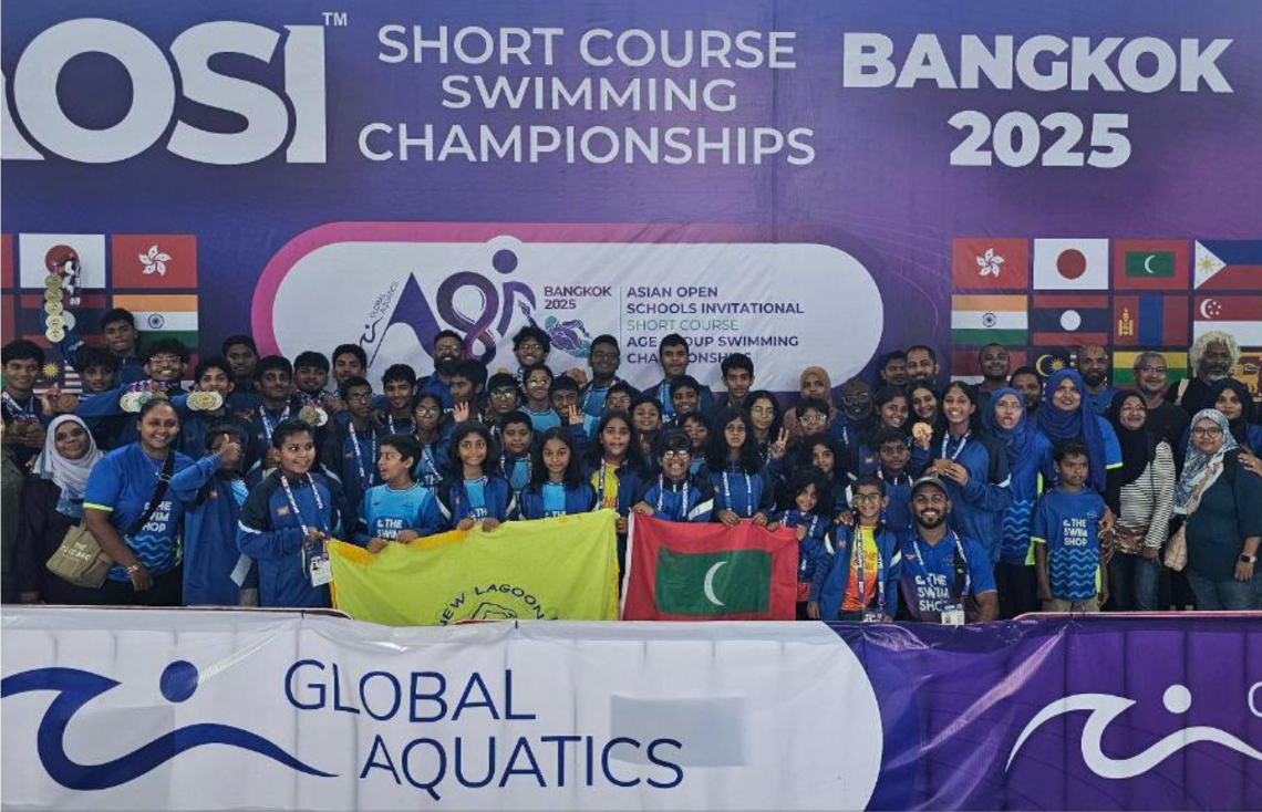 ތައިލެންޑުގެ ބެންކޮކްގައި ބޭއްވި އޭޝިއަން އޯޕަން ސްކޫލް އިންވިޓޭޝަނަލް ޝޯޓްކޯސް މުބާރާތުގައި ބައިވެރިވި ރާއްޖޭގެ ނިއު ލެގޫން ސުވިމިން ކްލަބުގެ ފެތުންތެރިންނާއި ކޯޗުން އަދި ބެލެނިވެރިން ފޮޓޯއެއް ނަގަނީ.-- ފޮޓޯ: ނިއު ލެގޫން