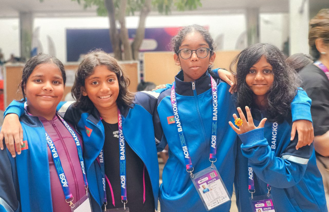 ތައިލެންޑުގެ ބެންކޮކްގައި ބޭއްވި އޭޝިއަން އޯޕަން ސްކޫލް އިންވިޓޭޝަނަލް ޝޯޓްކޯސް މުބާރާތުގައި ރާއްޖޭގެ ނިއު ލެގޫން ސުވިމިން ކްލަބުގެ ގާލްސް ޖޫނިއާ ރިލޭ ޓީމުގެ ފެތުންތެރިން ފޮޓޯއަކަށް ތައްޔާރު ވެގެން.