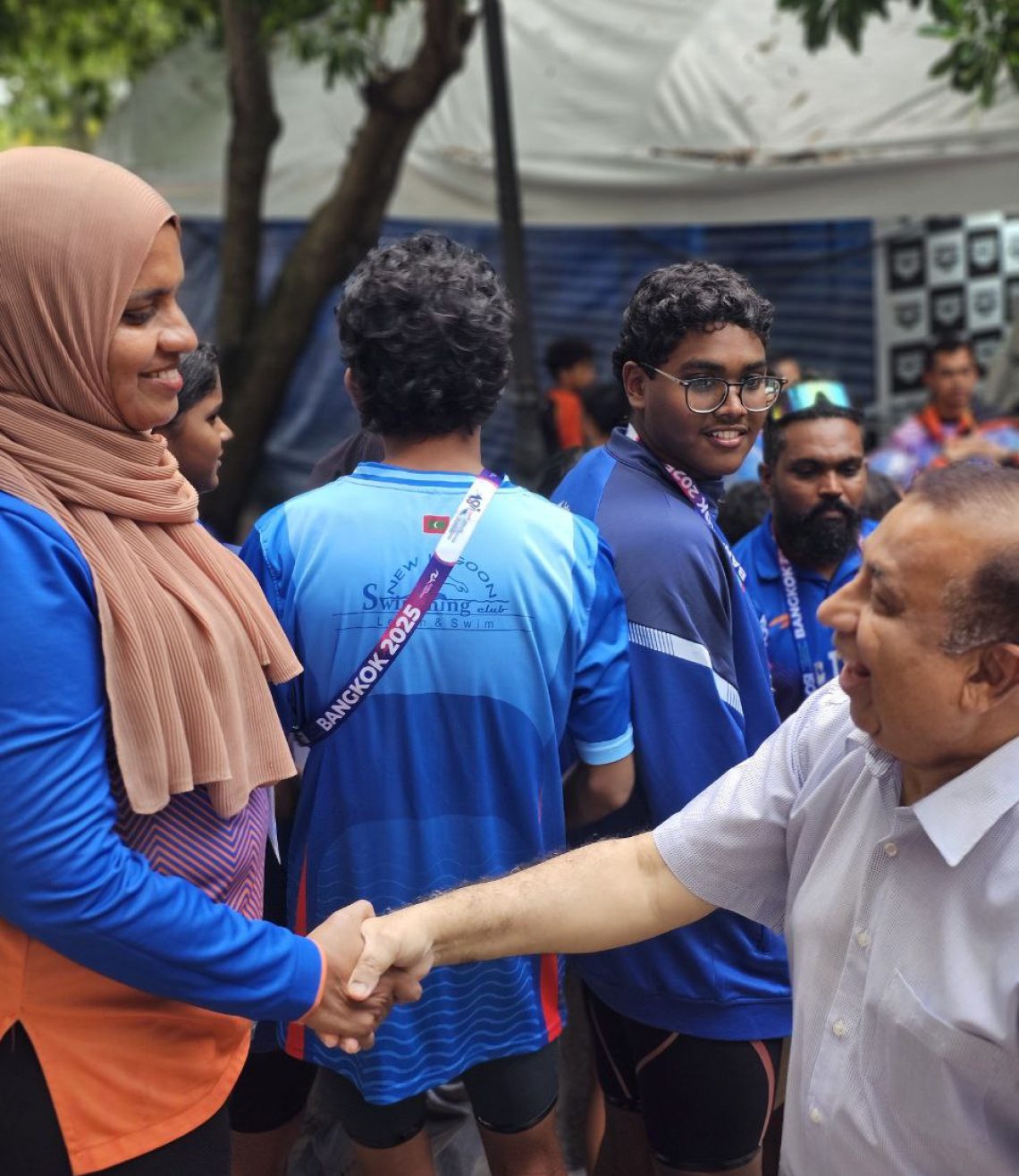 ތައިލެންޑުގެ ބެންކޮކްގައި ބޭއްވި އޭޝިއަން އޯޕަން ސްކޫލް އިންވިޓޭޝަނަލް ޝޯޓްކޯސް މުބާރާތުގައި ބައިވެރިވި ރާއްޖޭގެ ނިއު ލެގޫން ސުވިމިން ކްލަބުގެ ޖެނެރަލް ސެކްރެޓަރީ ޝާދިޔާ ހަސަންއާ، ތައިލެންޑުގައި ހުންނަވާ ދިވެހި ސަފީރު ފުއާދު ތައުފީގު ސަލާން ކުރައްވަނީ.