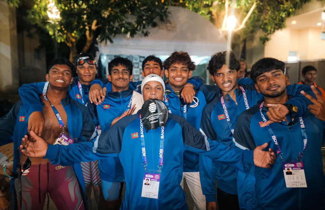 ތައިލެންޑުގެ ވެރިރަށް ބެންކޮކްގައި ބޭއްވި އޭޝިއަން އޯޕަން ސްކޫލް އިންވިޓޭޝަނަލް ޝޯޓްކޯސް މުބާރާތުގައި ރާއްޖޭގެ ނިއު ލެގޫން ސުވިމިން ކްލަބުގެ ފަރާތުން ފްރީ ސްޓައިލް ރިލޭގެ ބައިގައި ބައިވެރިވި ޓީމު އޭ އަދި ޓީމު ބީގެ ބައިވެރިން މެޑަލްއާ އެކު ފޮޓޯއެއް ނަގަނީ: މި ބައިގައި ނިއު ލެގޫންގެ ޓީމު އޭ ވަނީ އެއްވަނަ ހޯދާފައި.