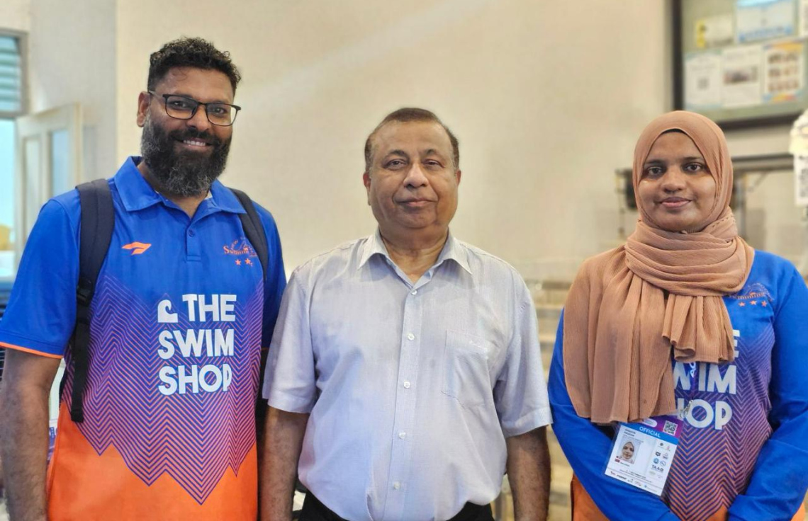 ތައިލެންޑުގެ ވެރިރަށް ބެންކޮކްގައި ބޭއްވި އޭޝިއަން އޯޕަން ސްކޫލް އިންވިޓޭޝަނަލް ޝޯޓްކޯސް މުބާރާތް ހިނގަމުންދާ ގޮތް ބައްލަވަން ތައިލެންޑުގައި ހުންނަވާ ދިވެހި ސަފީރު ފުއާދު ވަޑައިގެން ނިއު ލެގޫން ސުވިމިން ކްލަބުގެ ހެޑް ކޯޗު ފަރޭ އަދި ޖެނެރަލް ސެކްރެޓަރީ ޝާދިޔާއާ އެކު ފޮޓޯއެއް ނަންގަަވަނީ.