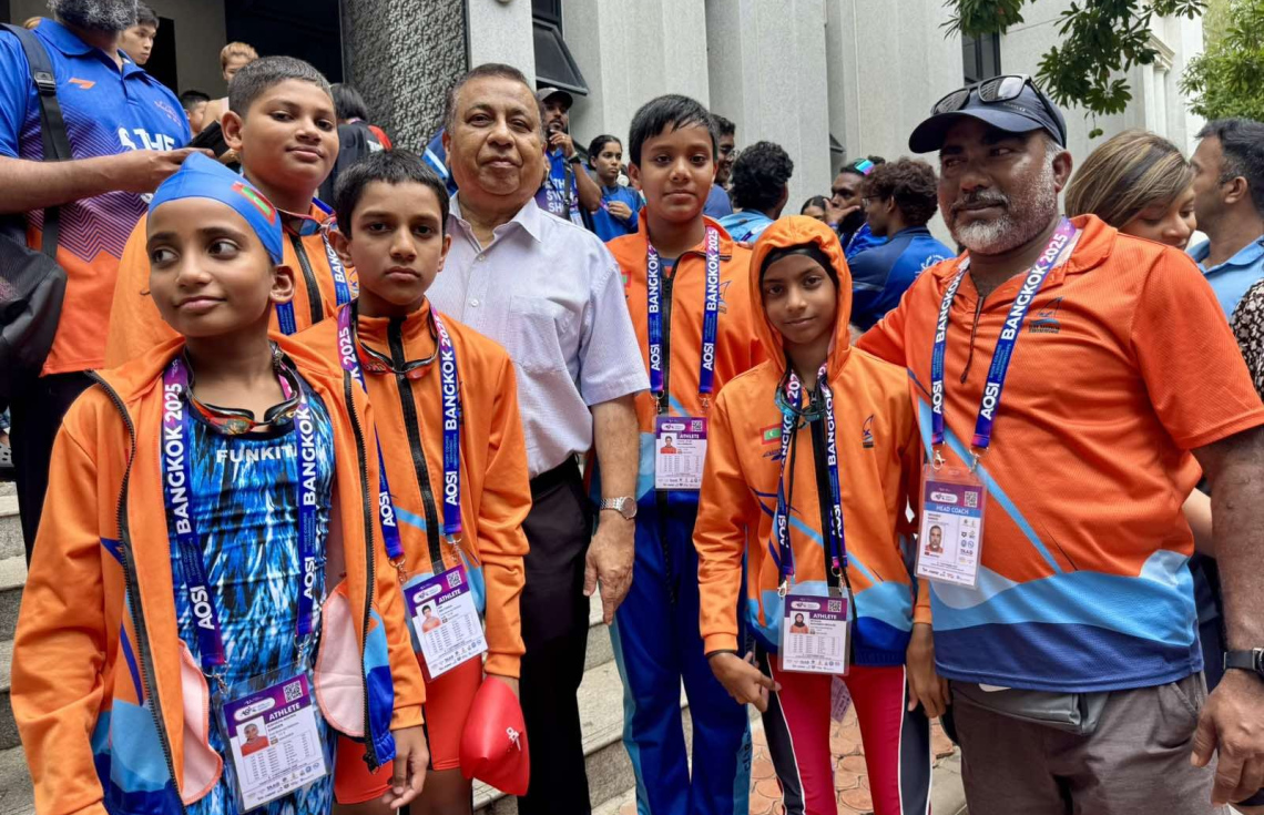 ތައިލެންޑުގެ ވެރިރަށް ބެންކޮކްގައި ބޭއްވި އޭޝިއަން އޯޕަން ސްކޫލް އިންވިޓޭޝަނަލް ޝޯޓްކޯސް މުބާރާތް ހިނގަމުންދާ ގޮތް ބައްލަވަން ތައިލެންޑުގައި ހުންނަވާ ދިވެހި ސަފީރު ފުއާދު ވަޑައިގެން ރާއްޖޭގެ ކްލަބް ބޮޑުރިޔާގެ ކޯޗު ސަމީރާއި އެ ކްލަބުގެ ބައެއް ފެތުންތެރިންނާ އެކު ފޮޓޯއެއް ނަންގަވަނީ.