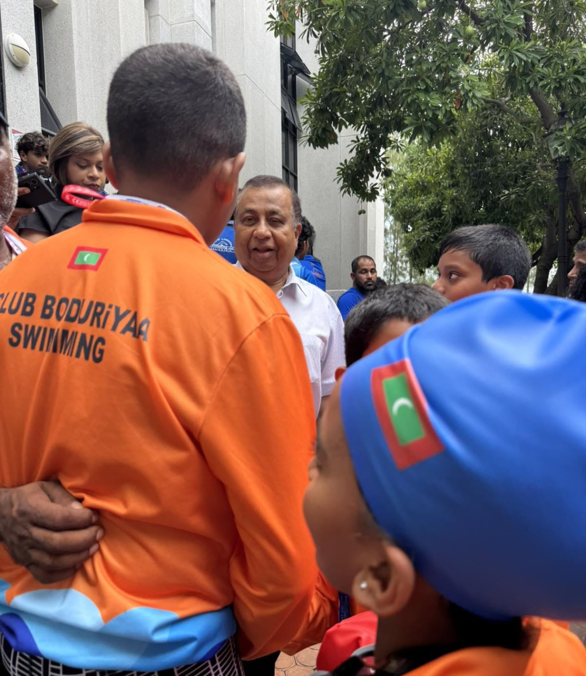 ތައިލެންޑުގެ ވެރިރަށް ބެންކޮކްގައި ބޭއްވި އޭޝިއަން އޯޕަން ސްކޫލް އިންވިޓޭޝަނަލް ޝޯޓްކޯސް މުބާރާތް ހިނގަމުންދާ ގޮތް ބައްލަވަން ތައިލެންޑުގައި ހުންނަވާ ދިވެހި ސަފީރު ފުއާދު ވަޑައިގެން ރާއްޖޭގެ ކްލަބް ބޮޑުރިޔާގެ ފެތުންތެރިންނާ ވާހަކަ ދައްކަވަނީ.