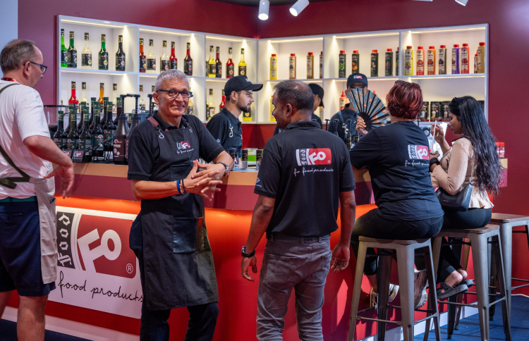 "ފޮ ފުޑް"ގެ އުފެއްދުންތައް ތައާރަފް ކުރީ ލުއި ޖީ ޓްރޭޑިންއިން އެފްއެޗްއޭއެމްގައި. -- ފޮޓޯ: ފަޔާޒް މޫސާ | މިހާރު