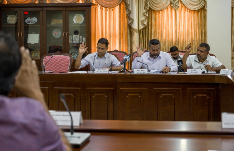 ބަދަލުތަކާއެކު، ރިފަރެންޑަމް ބިލް ކޮމެޓީން ފާސްކޮށްފި