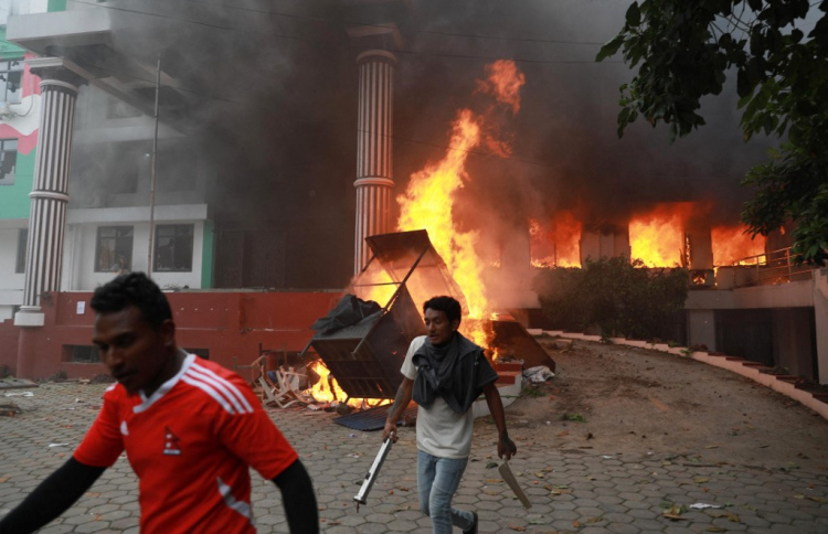 ނޭޕާލު އަނދަނީ، ސިޔާސީ މީހުންގެ ގެތަކުގައި ހުޅުޖަހަނީ