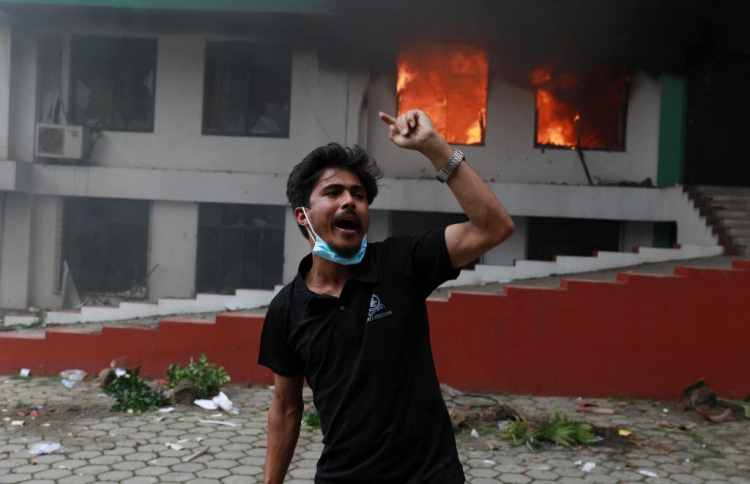 ނޭޕާލު މުޒާހަރާގެ 400 އަށްވުރެ ގިނަ މީހުން ހައްޔަރު