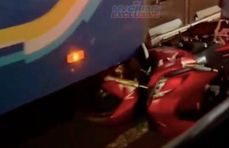 ހައިވޭގައި އެކްސިޑެންޓެއް، ސައިކަލު އޮތީ ބަސް ދަށުގައި