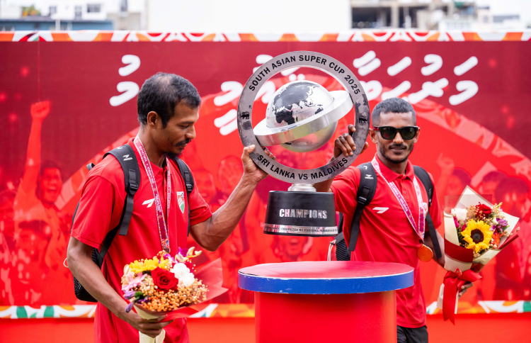 ސްރީ ލަންކާ ފުޓްބޯޅަ ފެޑެރޭޝަނުން އިންތިޒާމުކޮށްގެން އެ ގައުމުގައި ބޭއްވި ސައުތު އޭޝިއަން ސުޕަ ކަޕް ކާމިޔާބުކުރި ރާއްޖޭގެ ގައުމީ ފުޓްބޯޅަ ޓީމަށް މަރުހަބާ ކިޔަން ގަލޮޅު ދަނޑުގައި ބޭއްވި ރަސްމިއްޔާތު.-- ފޮޓޯ: ނިޝާން އަލީ | މިހާރު