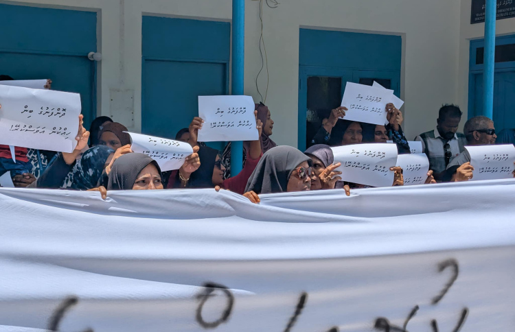 މުޒާހަރާކުރަން ދޮންފަނު ފަރުގައި ޑައިވްކުރުން މަނާކޮށްފި