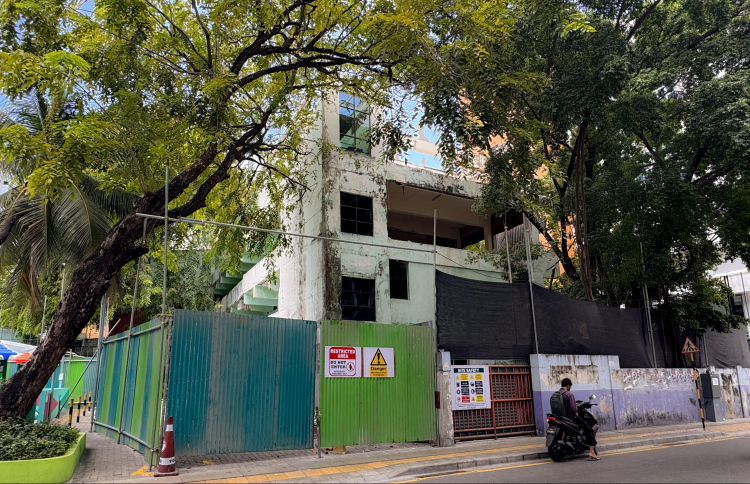 ފާރުންބައެއް ވެއްޓުނު އީޑީސީ އިމާރާތް ތަޅާލަން ފަށައިފި