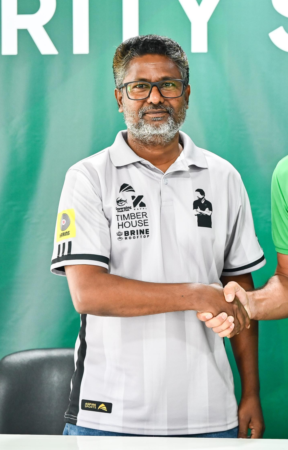 އީގަލްސްގެ ކޯޗު ނިމާދު: އެ ކްލަބްގެ އޮފިޝަލުންގެ އައުޓްފިޓް ކިޓްގައި، ލޯގޯގެ ބަދަލުގައި ޖަހާފައި ވަނީ ސާންތީގެ ފޮޓޯ --- ފޮޓޯ: ފަޔާޒު މޫސާ | މިހާރު