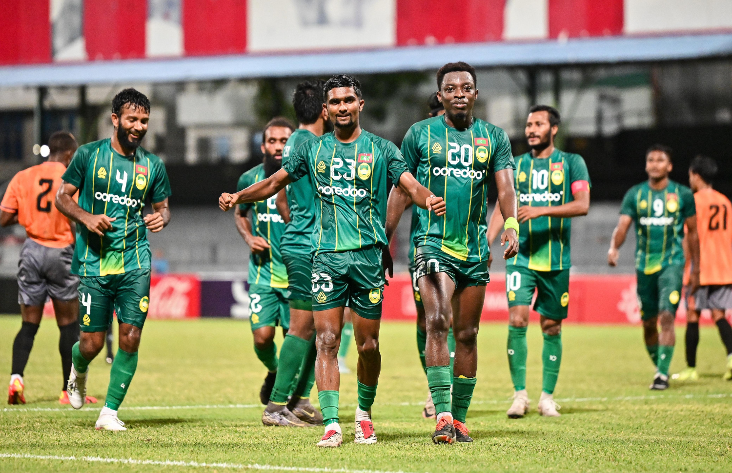 ޗެރިޓީ ޝީލްޑް މެޗުގެ މޮޅު ކުޅުންތެރިޔާގެ މަގާމު ހޯދި މާޒިޔާގެ އައިހަމް، އެ ޓީމުގެ އެހެން ކުޅުންތެރިންނާ އެކު އުފާފާޅު ކުރަނީ --- ފޮޓޯ: ފަޔާޒު މޫސާ | މިހާރު