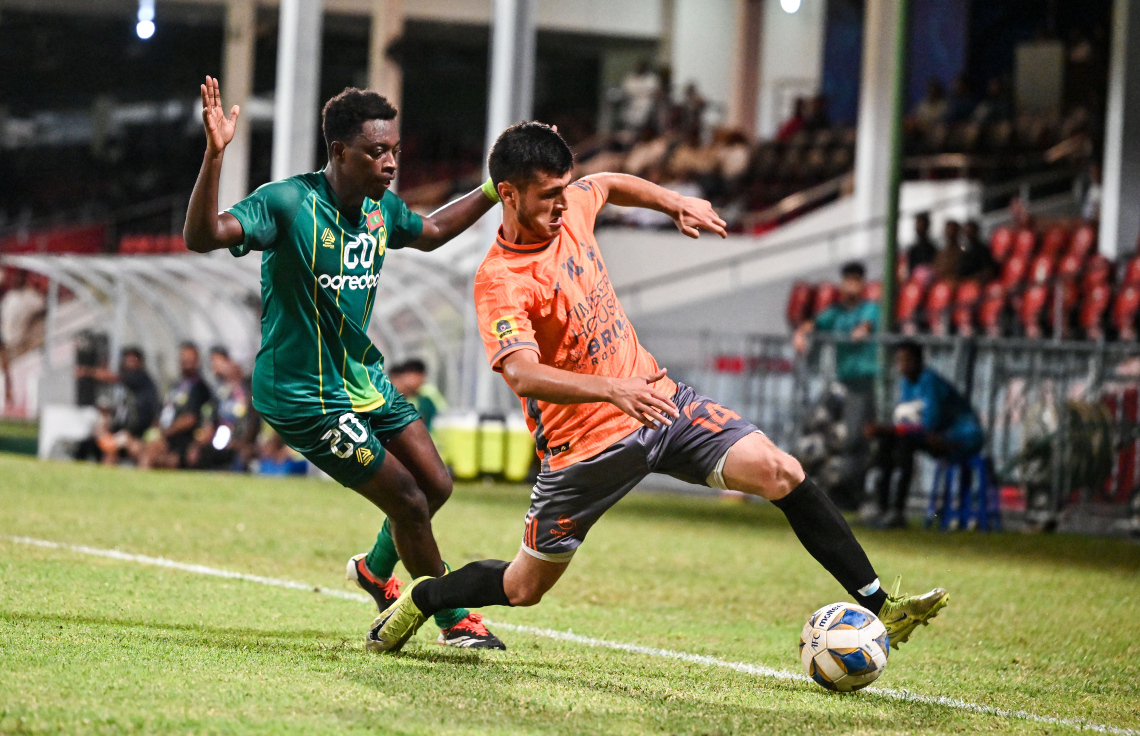 ޗެރިޓީ ޝީލްޑް މެޗުގައި މާޒިޔާ އާއި އިގާލްސް ކުޅުނު މެޗުގައި އީގަލްސް ކުޅުންތެރިޔާ ބޯޅަ ހިފައިގެން ދާން މަސައްކަތް ކުރަނީ.--- ފޮޓޯ: ފަޔާޒު މޫސާ | މިހާރު