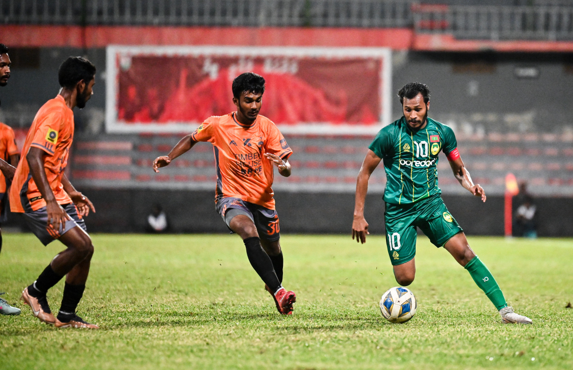 މާޒިޔާގެ ހަމްޒާ (ކ) އަތުން ބޯޅަ ހޯދަން އީގަލްސްގެ ކުޅުންތެރިން މަސައްކަތް ކުރަނީ.--- ފޮޓޯ: ފަޔާޒު މޫސާ | މިހާރު