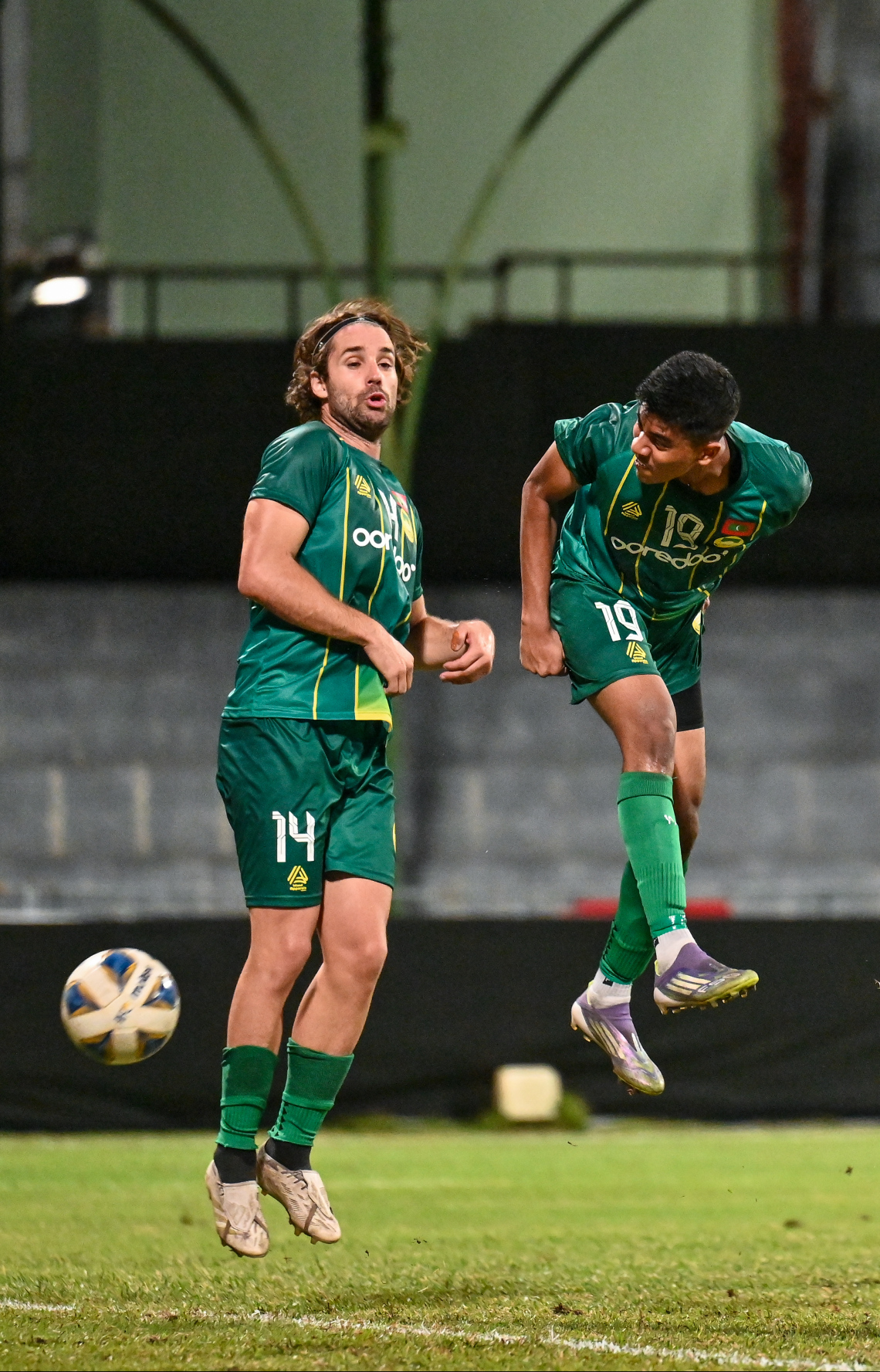 ޗެރިޓީ ޝީލްޑް މެޗުގައި މާޒިޔާގެ ޒުވާން ކުޅުންތެރިޔާ އިލާން ބޮލުން ބޯޅަ ފޮނުވާލަނީ.--- ފޮޓޯ: ފަޔާޒު މޫސާ | މިހާރު