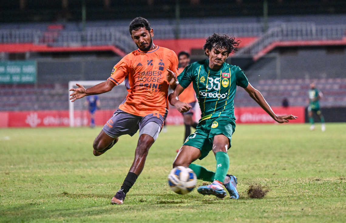 ރާއްޖޭގެ ފުޓްބޯޅަ ސީޒަން ފަށަން ކުޅޭ ޗެރިޓީ ޝީލްޑް މެޗުގައި މާޒިޔާ ކުޅުންތެރިން އަތުން ބޯޅަ ހޯދަން އީގަލްސް ކުޅުންތެރިޔާ މަސައްކަތް ކުރަނީ.--- ފޮޓޯ: ފަޔާޒު މޫސާ | މިހާރު