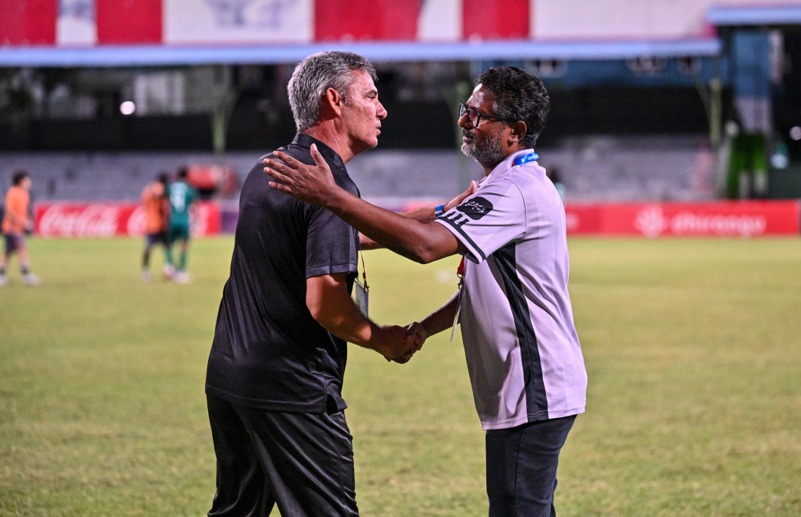 މި އަހަރުގެ ފުޓުބޯޅަ ސީޒަން ހުޅުވުމުގެ ގޮތުން މާޒިޔާ އާއި އީގަލްސް ކުޅުނު ޗެރިޓީ ޝީލްޑް މެޗަށް ފަހު، ދެ ޓީމުގެ ކޯޗުން ސަލާން ކުރަނީ: 0-2 އިން ލަނޑުން މެޗު ކާމިޔާބު ކުރީ މާޒިޔާ އިން.--- ފޮޓޯ: ފަޔާޒު މޫސާ | މިހާރު