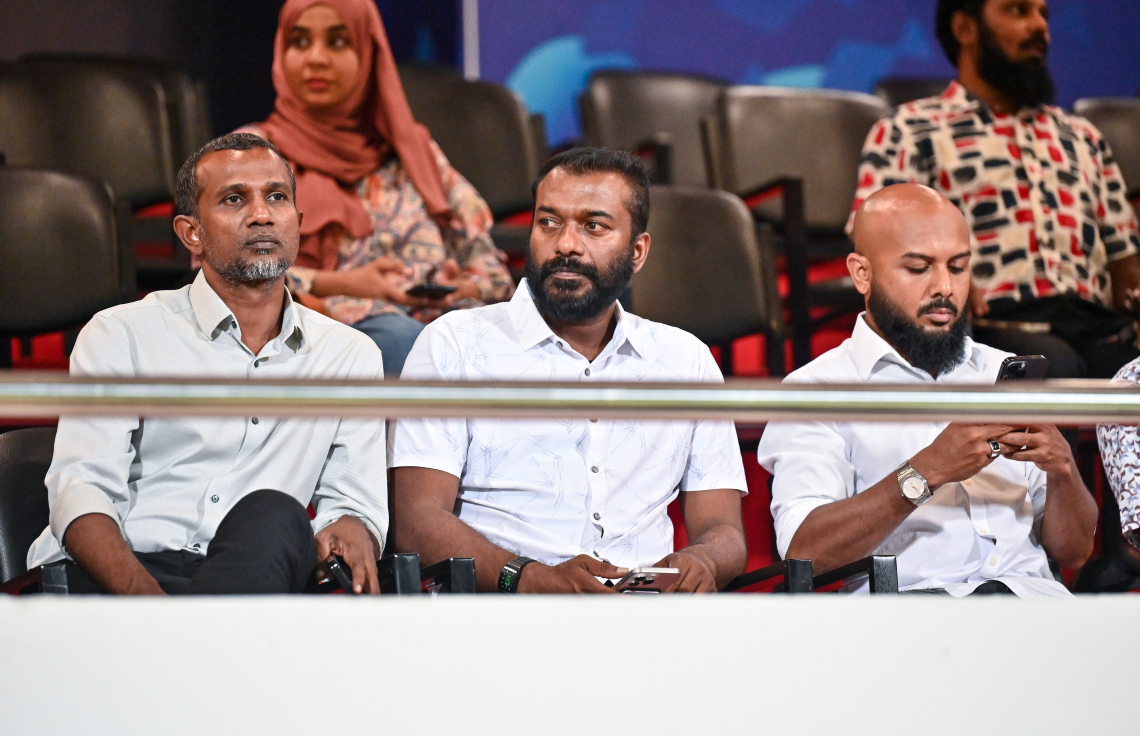 މި އަހަރުގެ ފުޓުބޯޅަ ސީޒަން ހުޅުވުމުގެ ގޮތުން ކުޅުނު ޗެރިޓީ ޝީލްޑް މެޗު އެފްއޭއެމްގެ ރައީސް ތޯރިގް (ޓޮމް) އާއި އެފްއޭއެމްގެ އިސްބޭފުޅުން ބައްލަވަނީ.--- ފޮޓޯ: ފަޔާޒު މޫސާ | މިހާރު