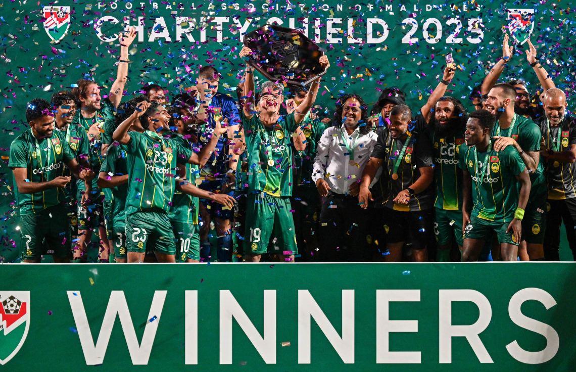 އީގަލްސް ބަލިކޮށް އެފްއޭއެމް ޗެރިޓީ ޝީލްޑް ކާމިޔާބު ކުރުމަށް ފަހު، މާޒިޔާގެ ކުޅުންތެރިން އައްޑަނައާ އެކު އުފާފާޅު ކުރަނީ.--- ފޮޓޯ: ފަޔާޒު މޫސާ | މިހާރު