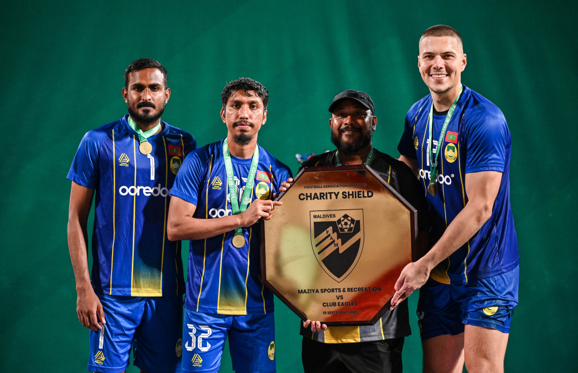 މާޒިޔާގެ ތިން ގޯލްކީޕަރުން މެޗަށް ފަހު، ޝީލްޑްއާ އެކު ފޮޓޯއަކަށް ހުއްޓިގެން---- ފޮޓޯ: ފަޔާޒު މޫސާ | މިހާރު