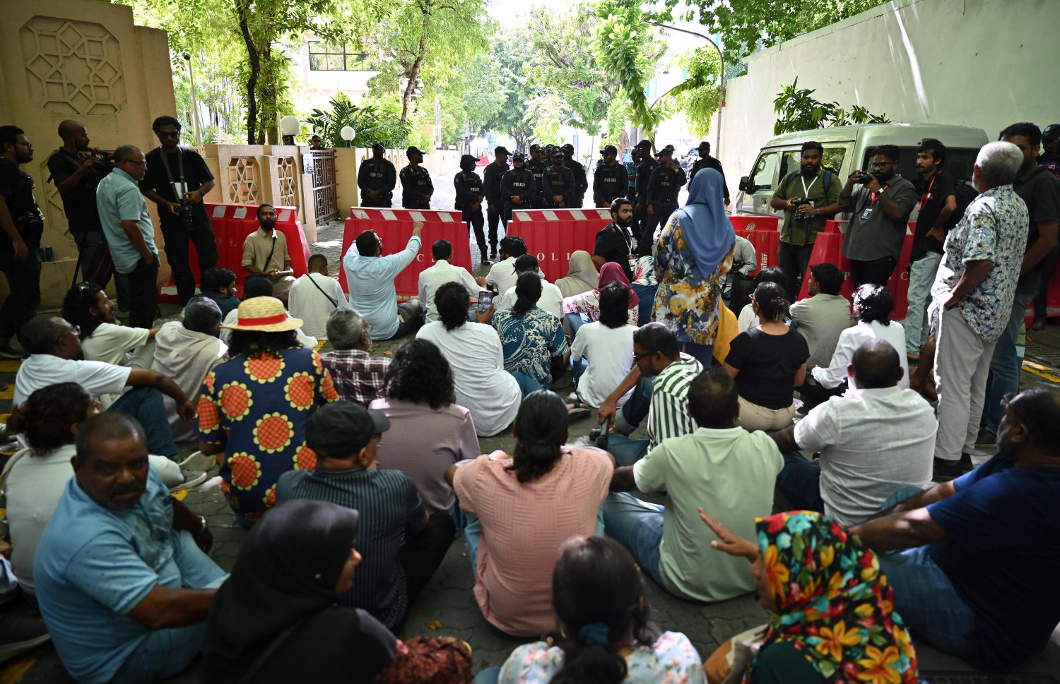 މީޑިއާ ބިލް ފާސްކުރުމާ ދެކޮޅަށް މަޖިލިހުގެ އިދާރާ ކައިރީގައި އަޑު އުފުލަނީ.---ފޮޓޯ: ފަޔާޒު މޫސާ | މިހާރު