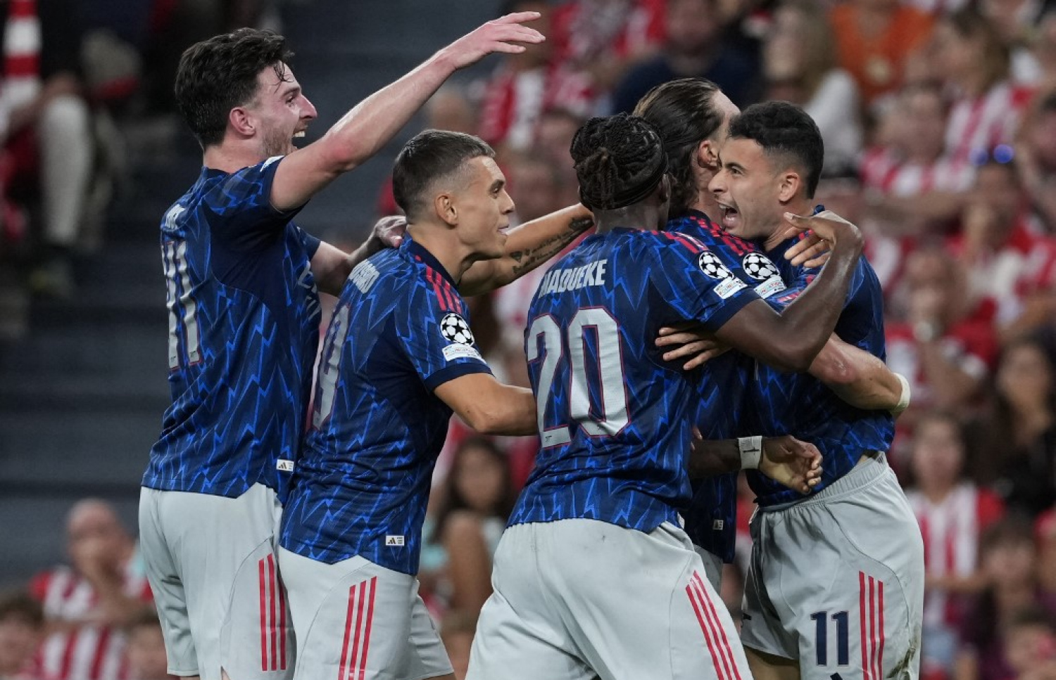 މާޓިނެއްލީ (ކ) އާސެނަލަށް ލީޑު ނަގައިދިން ގޯލަށް ފަހު.-- ފޮޓޯ: އޭއެފްޕީ