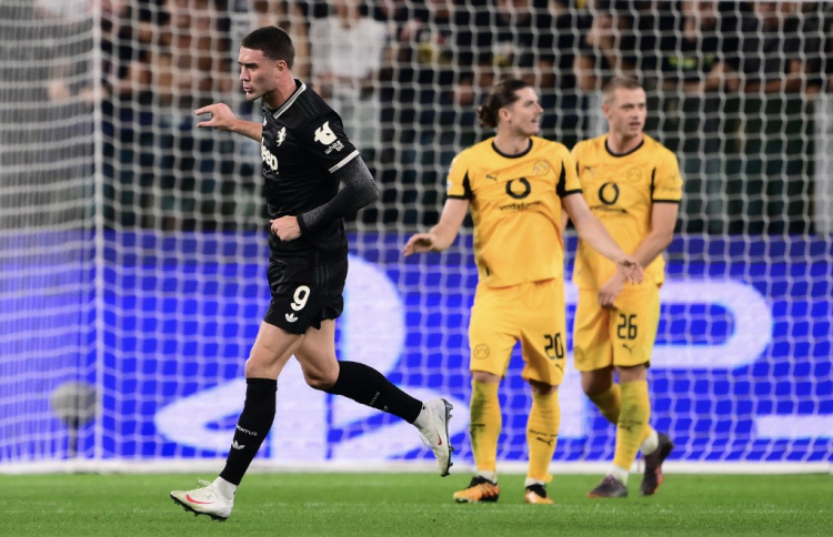 ޔުވެންޓަސް އާއި ޑޯޓްމަންޑް ޕޮއިންޓަކުން ފުއްދާލައިފި