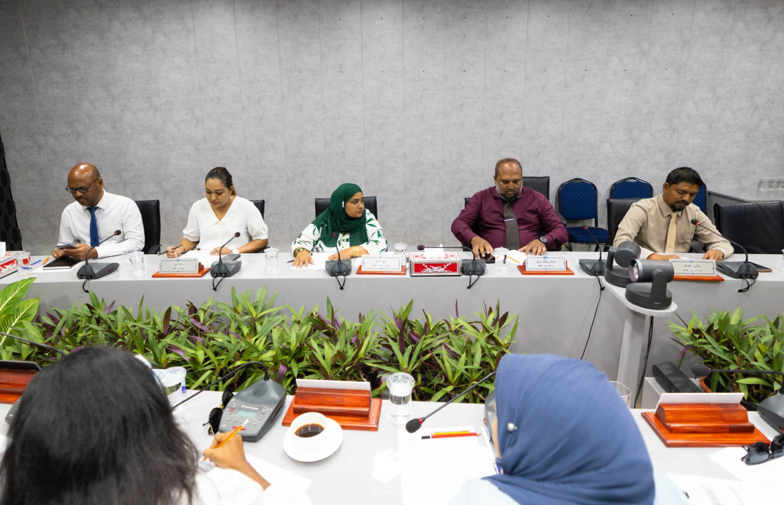 މާލޭ ސިޓީ ކައުންސިލުން އިއްޔެ ބޭއްވި ބައްދަލުވުމުގައި މެމްބަރުން ބައިވެރިވެވަޑައިގަންނަވަނީ. އެ ޖަލްސާގައި ބައެއް ބޭފުޅުން އޮންލައިންކޮށް ވެސް ބައިވެރިވެވަޑައިގަތް.-- ފޮޓޯ: ސިޓީ ކައުންސިލް