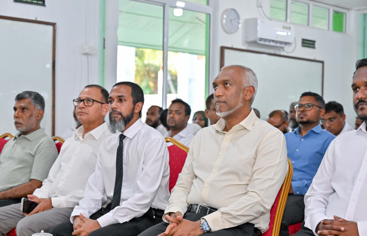 ކެމްޕެއިންގެ ބޭރުން ވަޑައިގެންނެވި ރައީސަކަށް މުއިއްޒު