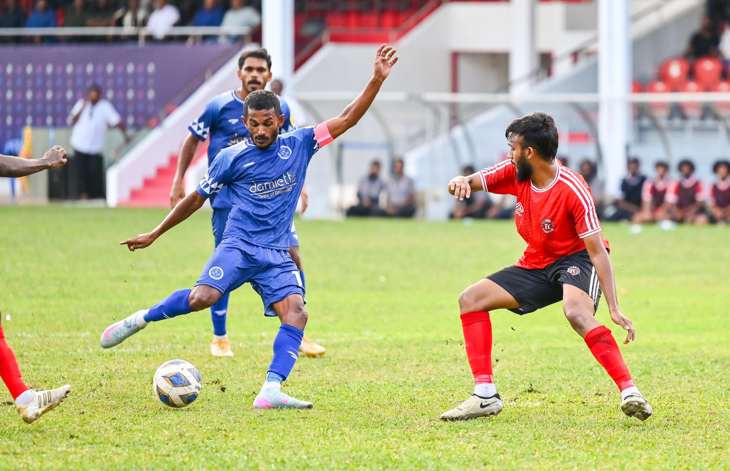 ލީގު މެޗެއްގައި ނިއުގެ ކެޕްޓަން ސެންޓޭ ހަމަލާއެއް އުފައްދަނީ. -- ފޮޓޯ: ނިޝާން އަލީ/ މިހާރު