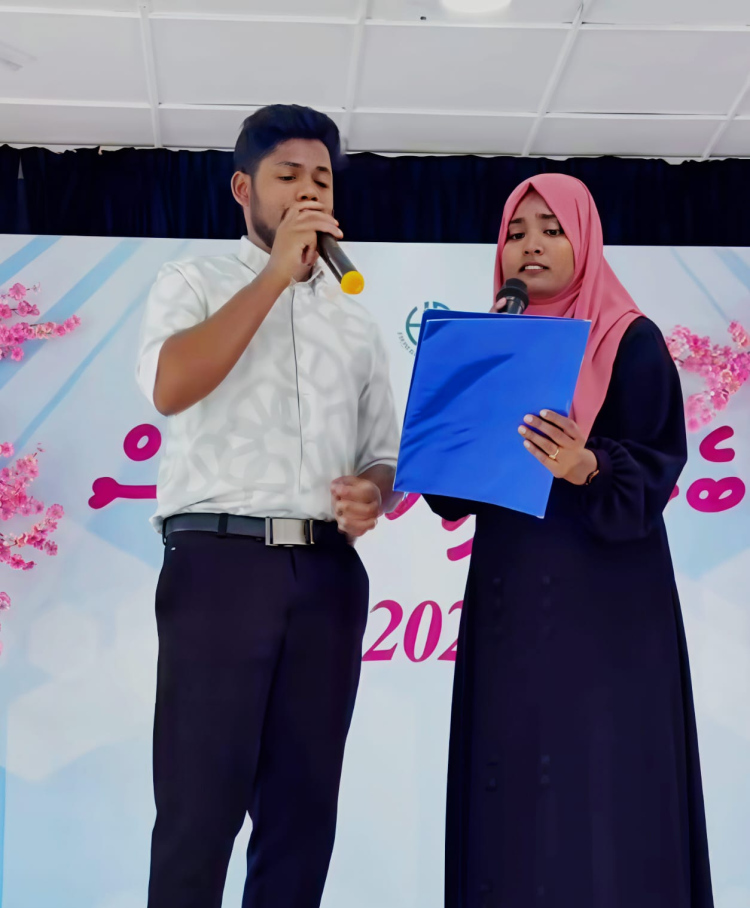 ބިދޭސީ ދެ ޓީޗަރެއްގެ ދިވެހި މަދަހަޔަކުން ހައިރާންކަން