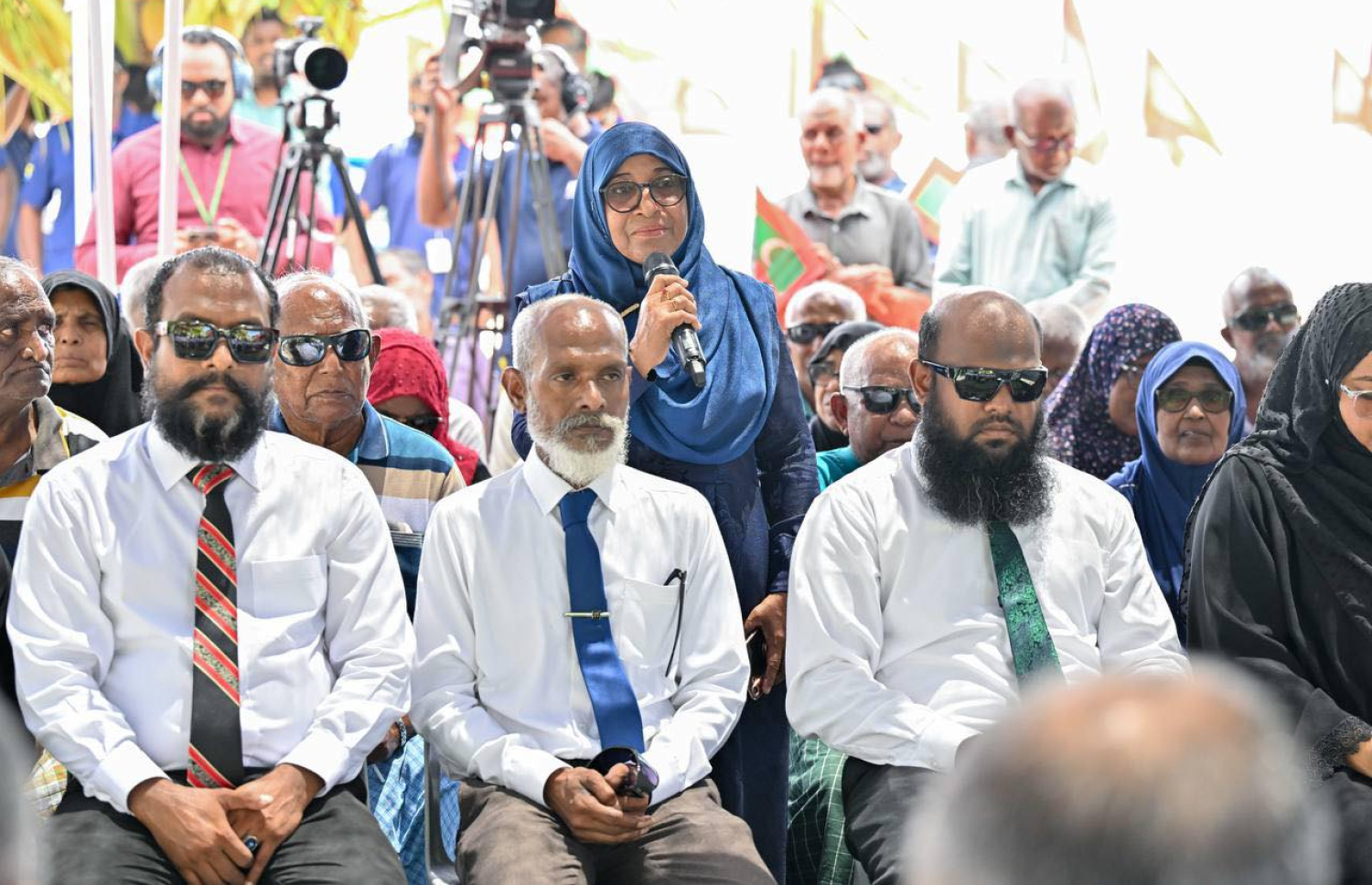 ރައީސް މުއިއްޒު ރަކީދޫގެ ރައްޔިތުންނާ ބައްދަލުކުރައްވަނީ.--- ފޮޓޯ | މިހާރު