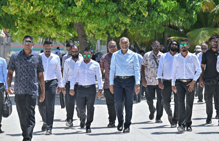 ބިލެއްދޫ ފަޅު ހަދާއިރު ބިން ވެސް ހިއްކަނީ