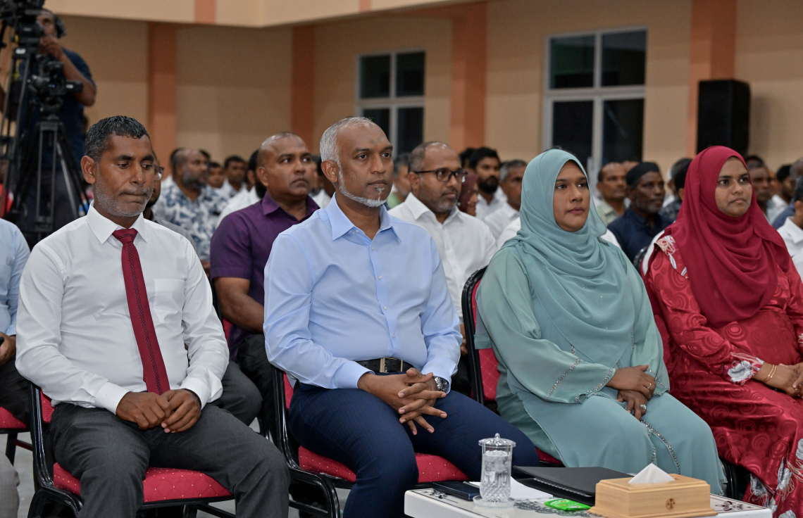 ނިލަންދޫގެ ރައްޔިތުންނާ ރައީސް މުއިއްޒު ބައްދަލުކުރައްވަން މިރޭ ބޭއްވި ޖަލްސާގައި އެ މަނިކުފާނު ބައިވެރިވެވަޑައިގަންނަވަނީ.---ފޮޓޯ: ރައީސް އޮފީސް