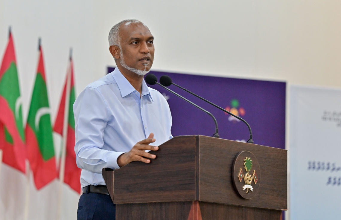 ރައީސް މުއިއްޒު ނިލަންދޫގެ ރައްޔިތުންނާ މިރޭ ވާހަކަފުޅު ދައްކަވަނީ.---ފޮޓޯ: ރައީސް އޮފީސް