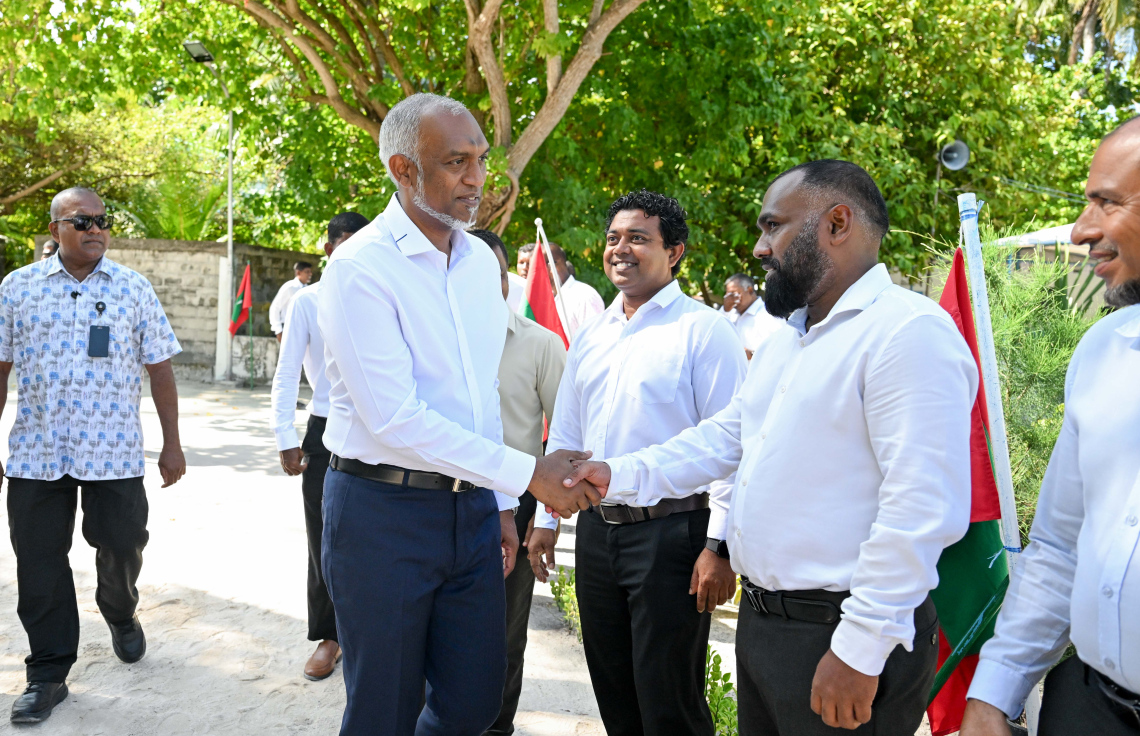 ރައީސް މުއިއްޒު މިއަދު ދަރަނބޫދު އަށް ވަޑައިގެން އެ ރަށުގެ މީހަކާ ސަލާން ކުރައްވަނީ.---ފޮޓޯ: ރައީސް އޮފީސް