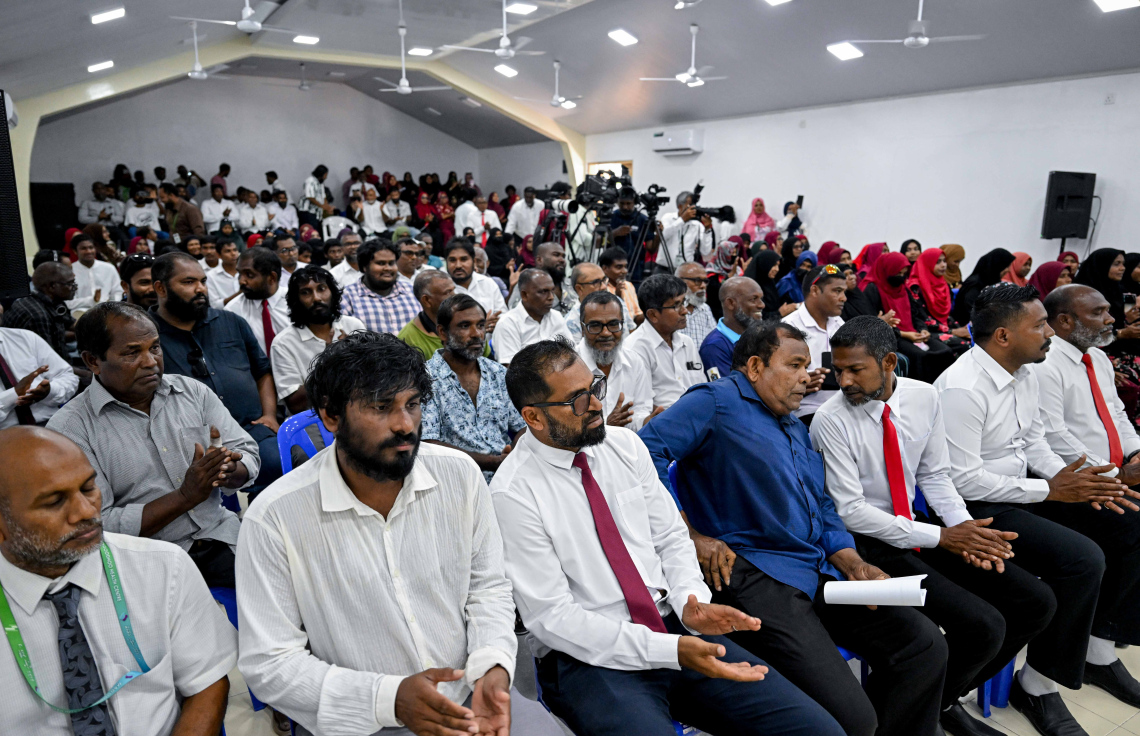 މަގޫދޫގެ ރައްޔިތުންގެ ޝަކުވާތައް އަޑުއެއްސެވުމަށް ރައީސް މުއިއްޒު މިއަދު އެ ރަށުގައި ބޭއްވި ބައްދަލުވުމަށް ހާޒިރުވި މީހުން.---ފޮޓޯ: ރައީސް އޮފީސް