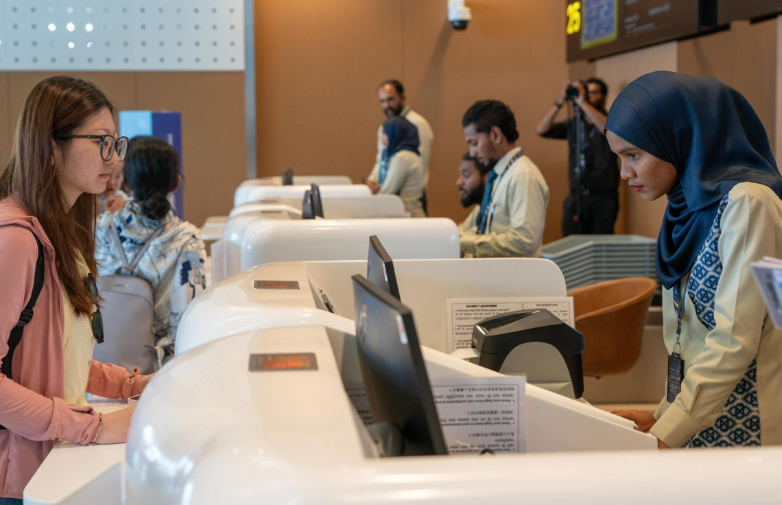 އާ ޓާމިނަލުން ހިދުމަތް ހޯދަން ދިޔަ ބައެއް ފަސިންޖަރުން -- ފޮޓޯ: އެމްއޭސީއެލް