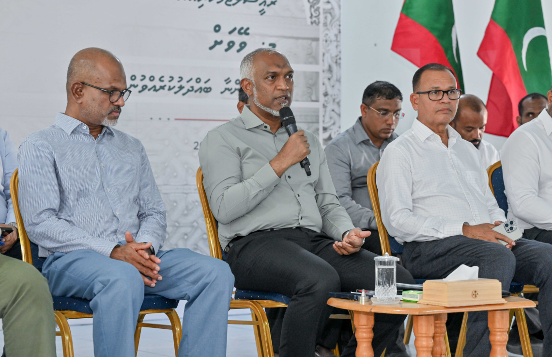 ރައީސް މުއިއްޒު ވޭވަށު ރައްޔިތުންނާ މިއަދު ބައްދަލުކުރައްވަނީ.--- ފޮޓޯ: ރައީސް އޮފީސް