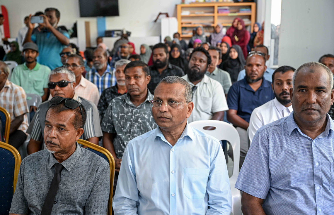 ރައީސް މުއިއްޒު ވޭވަށުގެ ރައްޔިތުންނާ އެކު ބޭއްވެވި ބައްދަލުވުމަށް ހާޒިރުވި ބައެއް މީހުން.---ފޮޓޯ: ރައީސް އޮފީސް