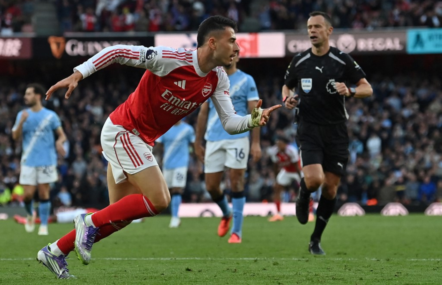 މާޓިނެއްލީ އާސެނަލަށް އެއްވަރު ކޮށްދިން ގޯލު ޖެހުމަށް ފަހު.-- ފޮޓޯ: އޭއެފްޕީ